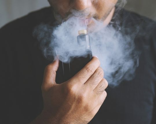 man vaping cbd